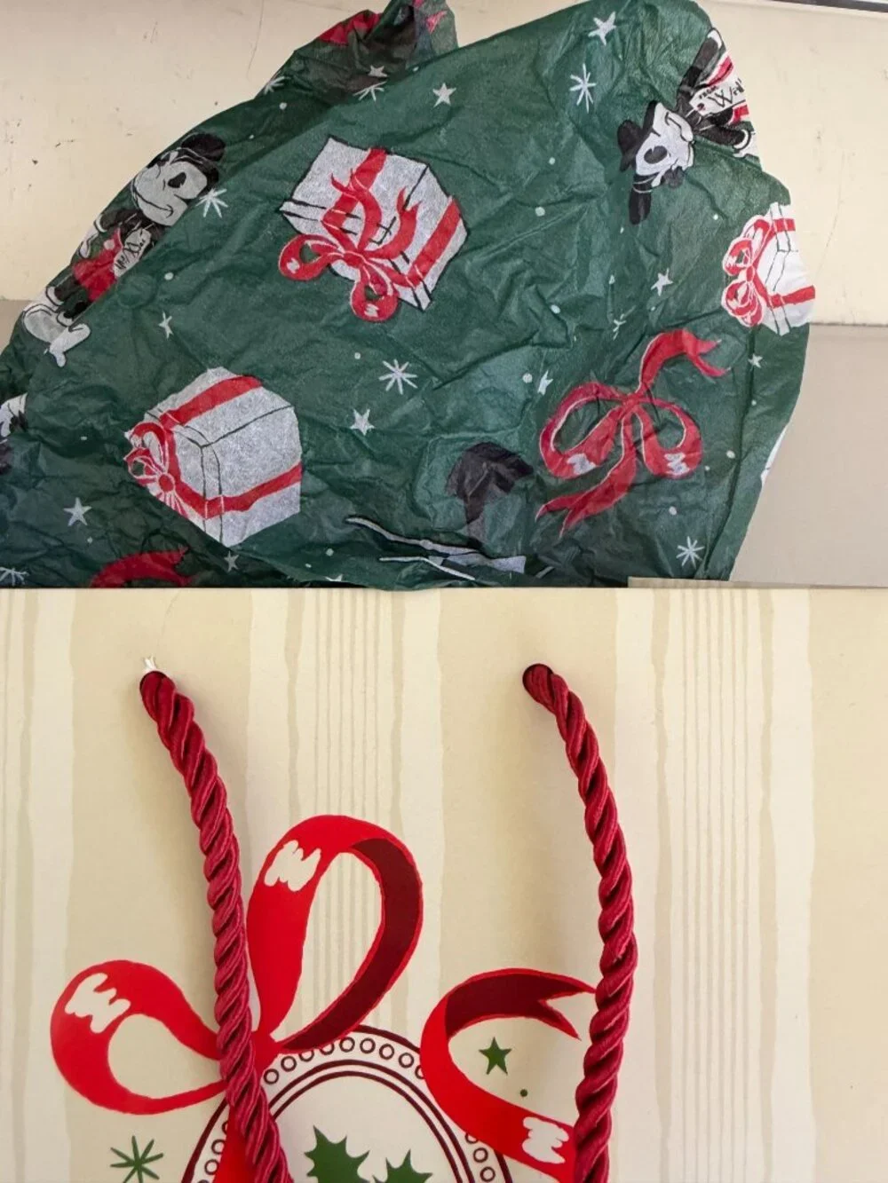 DISNEYLAND CALIFORNIA ADVENTURE 1901 CLUB GIFT HOLIDAY BAG/TISSUE PAPER